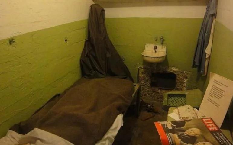 美国囚犯脑洞大开：造假头放床上迷惑警方，成功越狱60年音讯全无