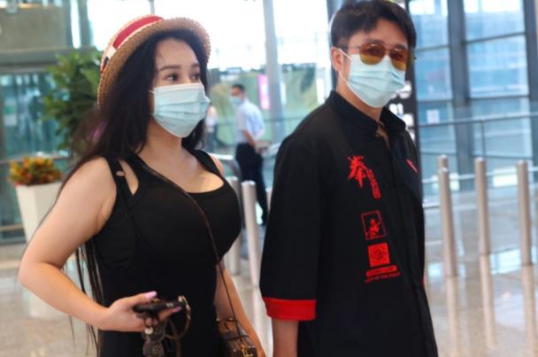 邹市明与冉莹颖夫妻走路带风,邹市明娇妻冉莹颖现身机场