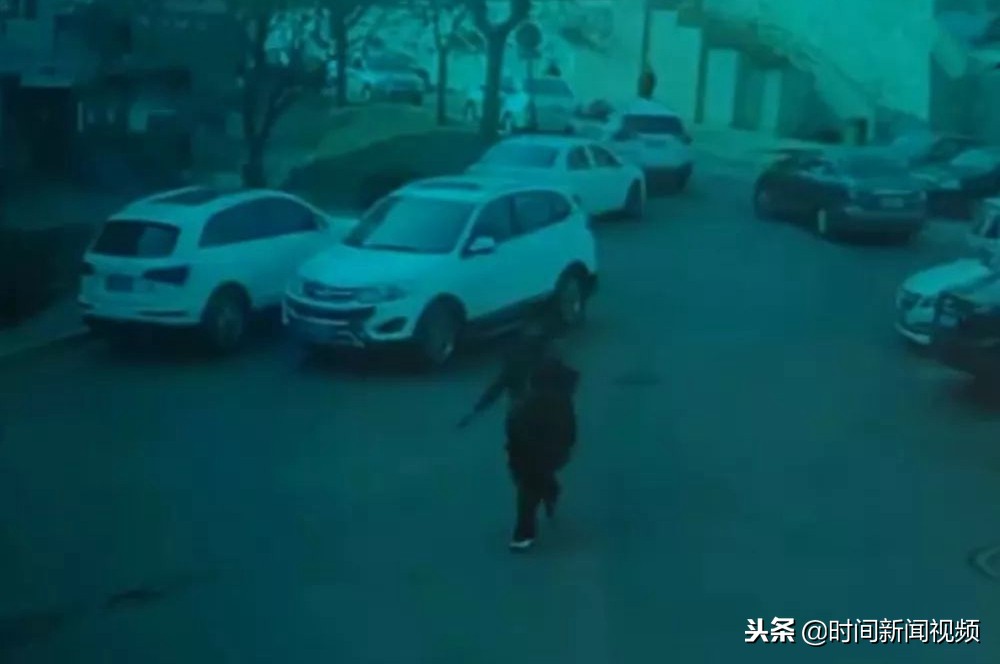 男子持刀行凶后潜逃事件,男子当街持刀杀人被练家子制服