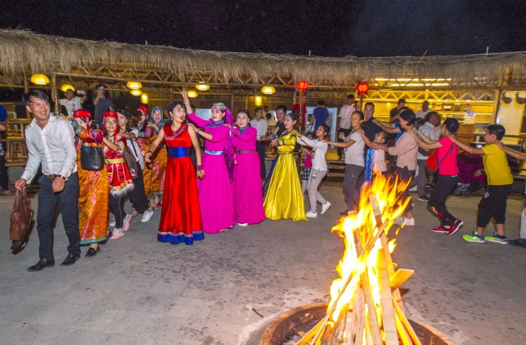 可以吃烧烤烤全羊的地方,有篝火烤全羊的地方