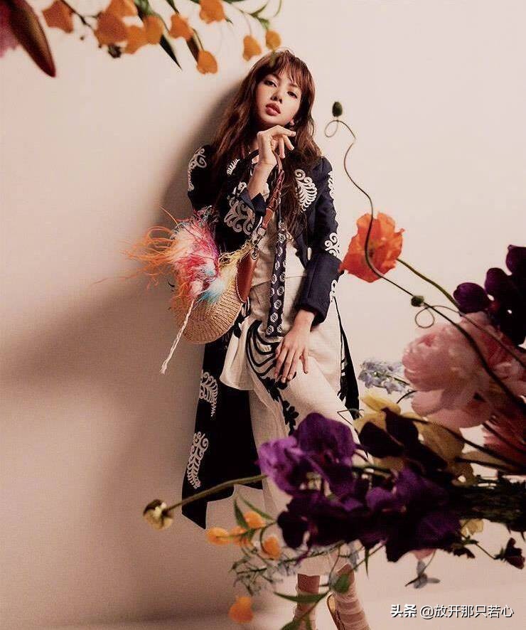 lisa登上时尚芭莎封面,lisa杂志芭莎封面