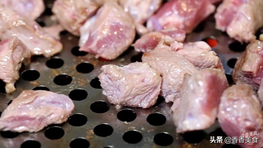 人山人海来吃肉，大哥小弟都说香