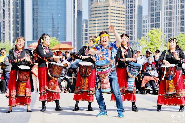 洛阳牡丹广场：*疆新**舞大联欢