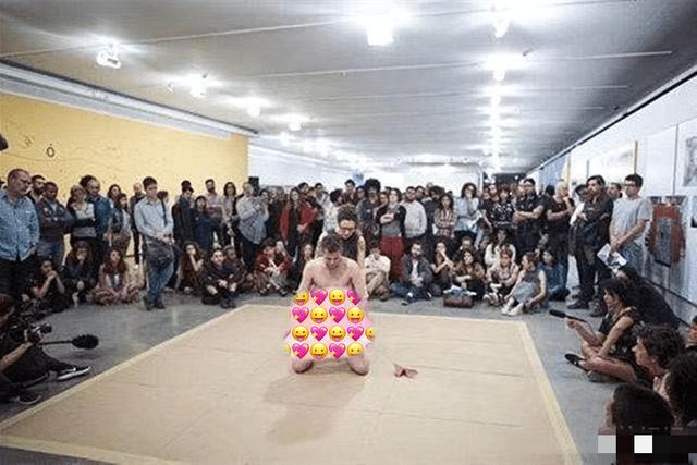 博物馆内现裸体艺术,母女行为惹路人争议,网友:性无知真可怕