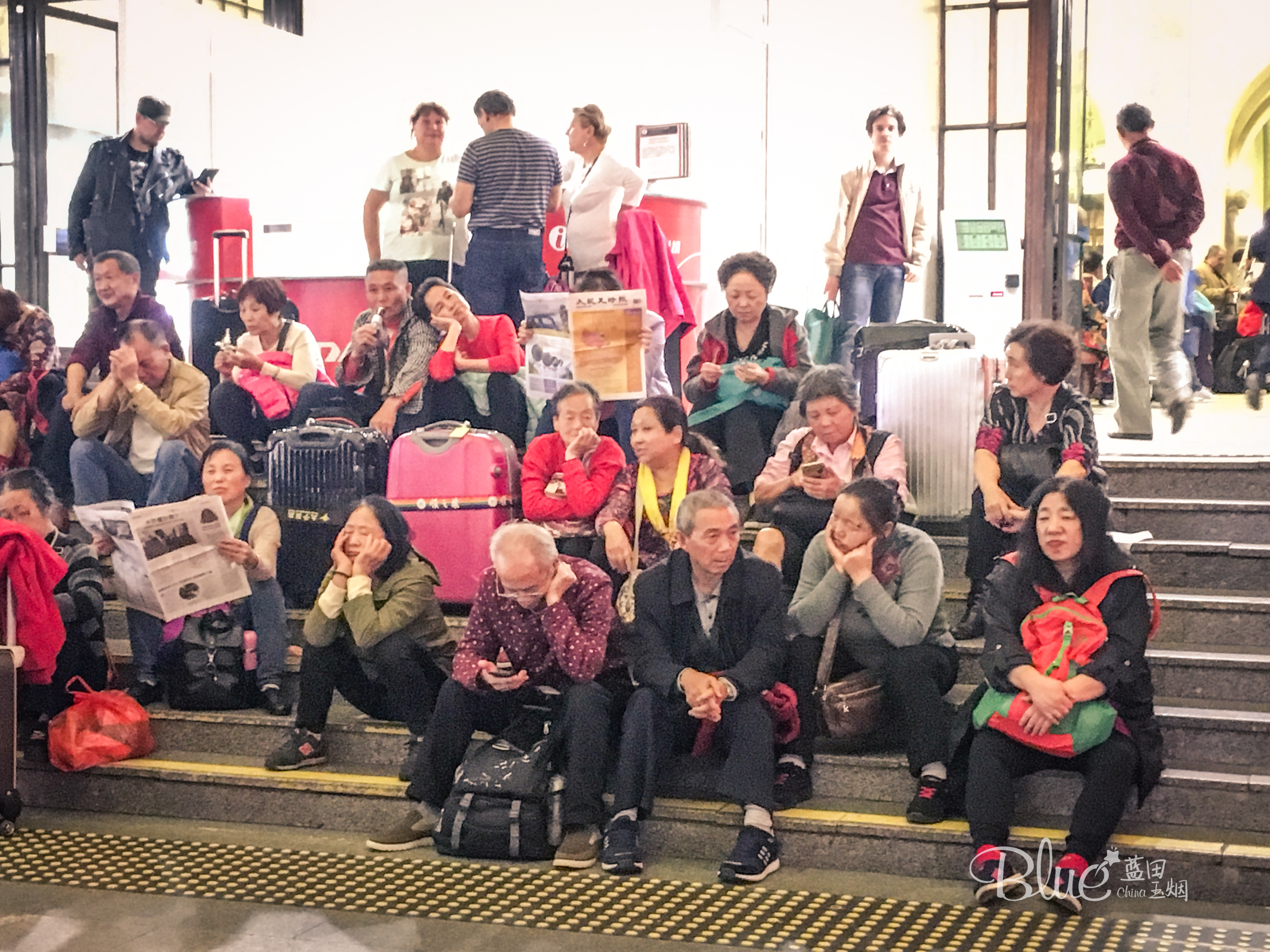 中国游客上俄罗斯火车，需交50卢布给俄罗斯列车员，原因是什么？