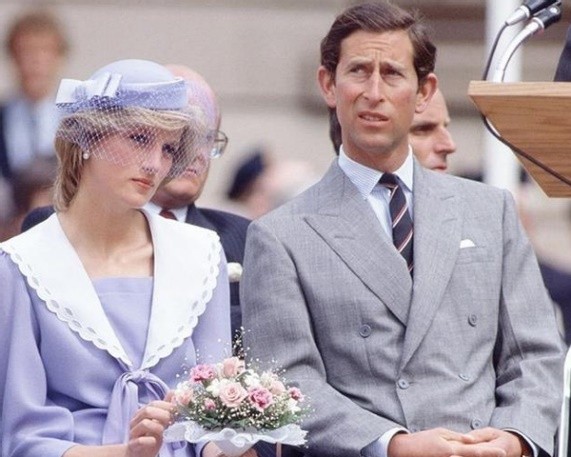 马克龙真暖心，帮布丽吉特整理领口怕走光，真爱程度不亚于查尔斯