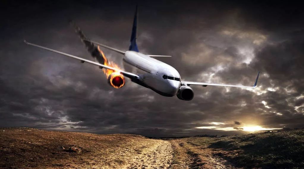 22岁空姐万米高空逃生没有降落伞,空难飞机坠落全过程