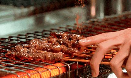 烤烧烤能赚多少钱,路边摊烧烤一个月赚15000难不难