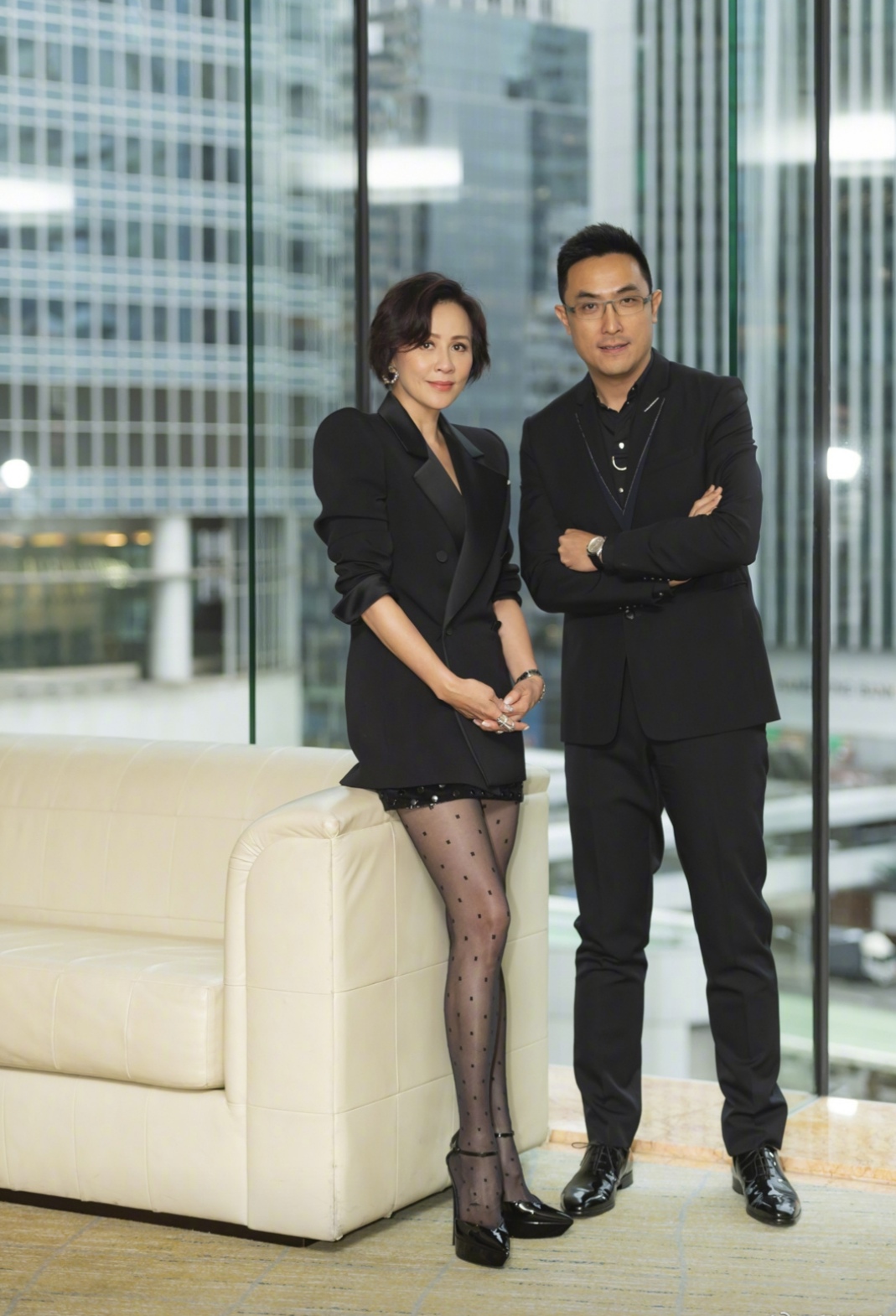 刘嘉玲穿西装牛仔裤和梁朝伟一起,刘嘉玲梁朝伟近期活动