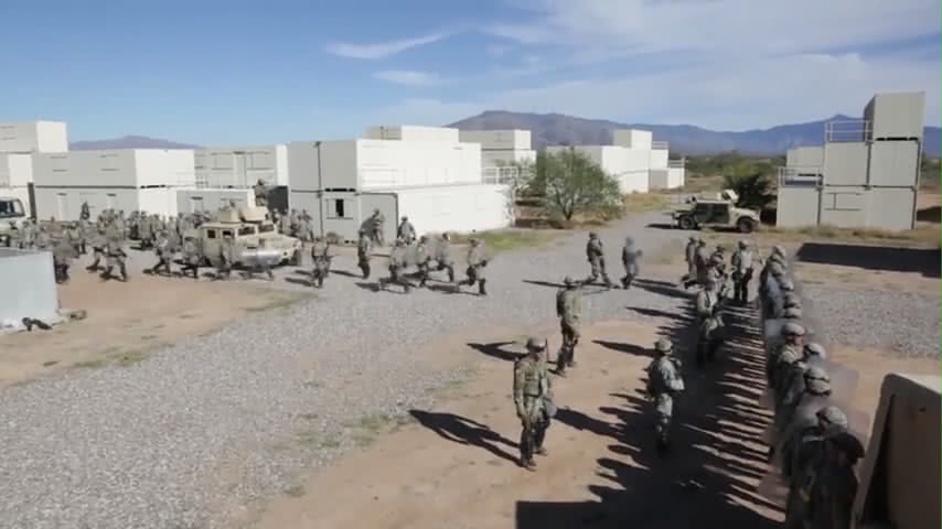 移民千万不要冲动！美国士兵手持*器武**和防暴装备，敢冲我就会动手