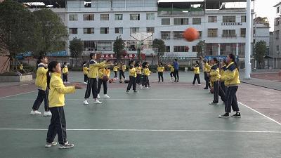 桐梓这所学校学生学了五雅......