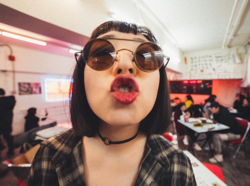 女朋友发一张照片就说我直男,不会给女孩子拍照的男生是直男吗