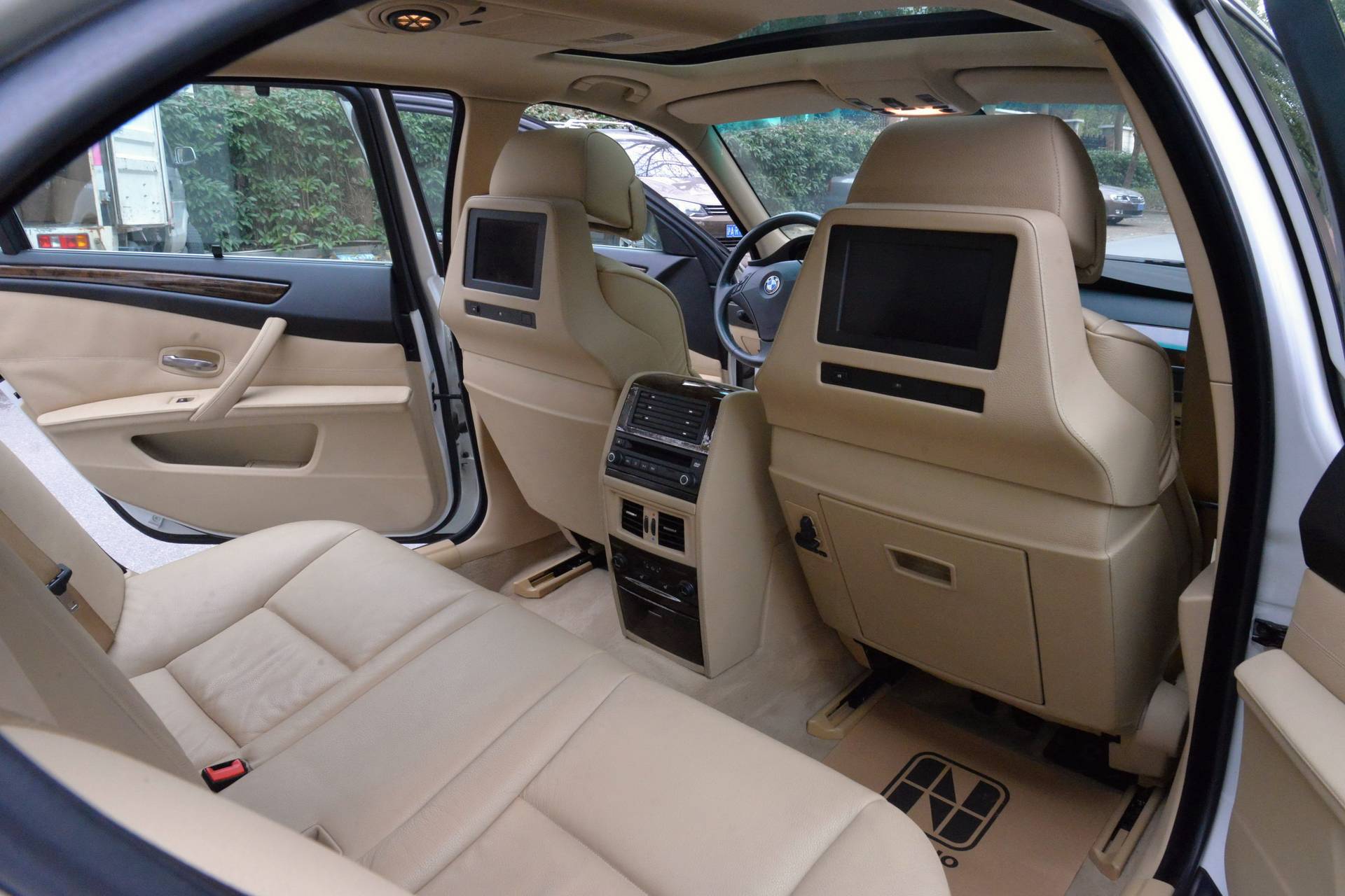 11万出头宝马5系，有电视带冰箱，顺丰小哥难自拔「路试笔记」