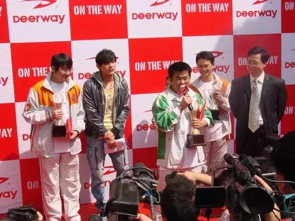 中国体育品牌第一个请明星代言,曾经出名的体育品牌