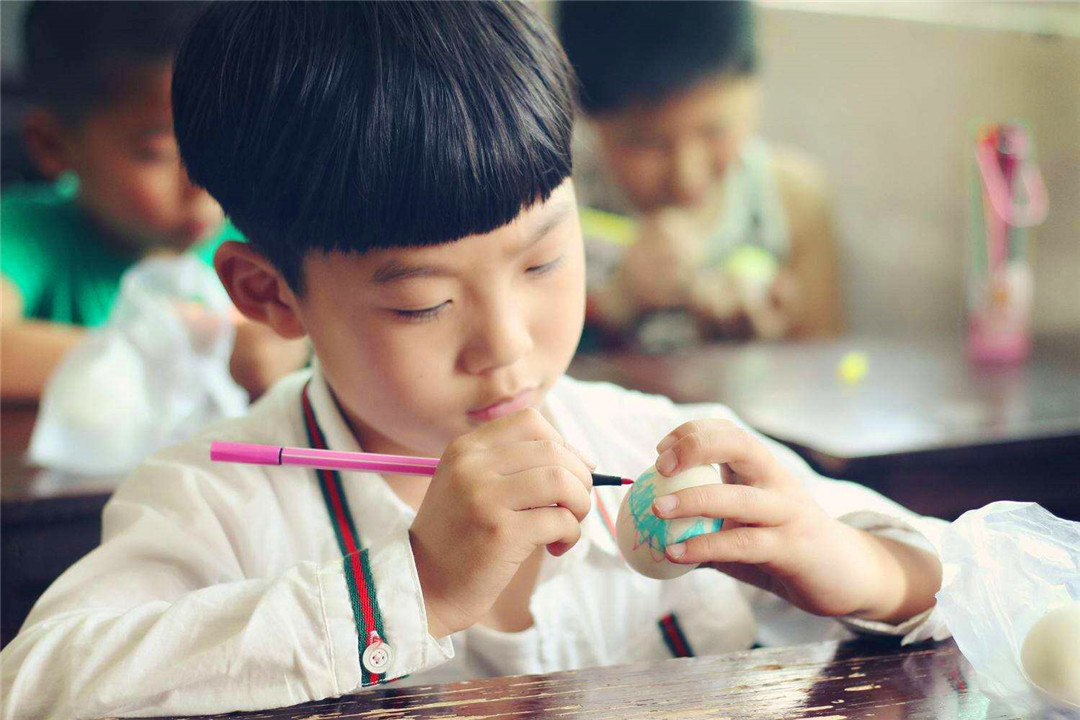 孩子怕答错上课举手不积极 (孩子上课自控能力差喜欢随意走动)