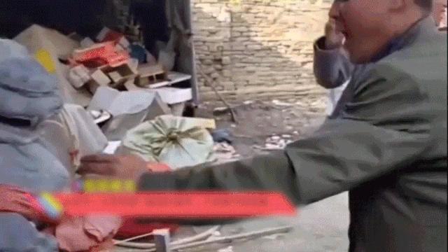 最惨大明星被全村人吸血,穷病他治不起啊!