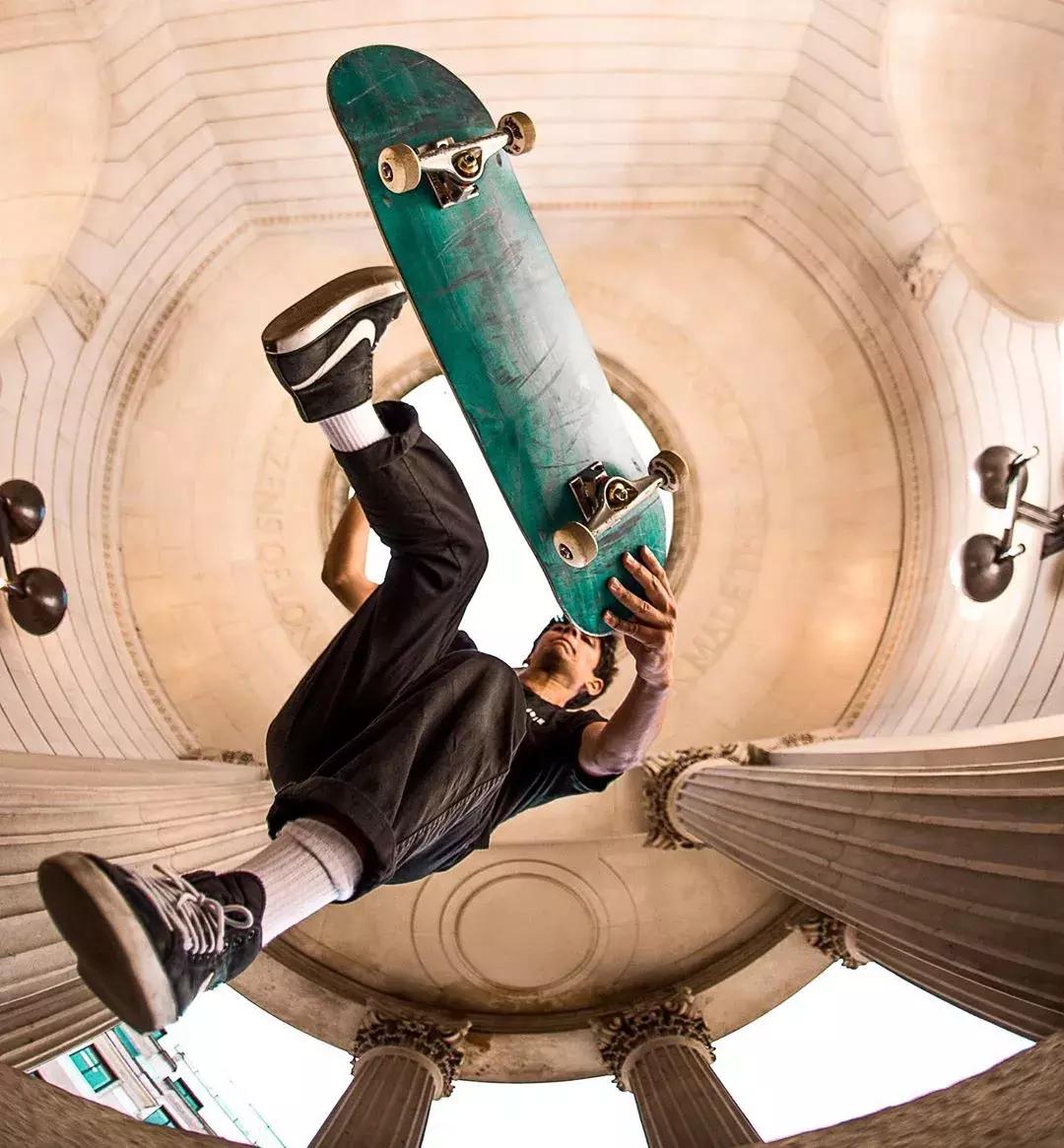 穿着AJ坐地铁就是假货？穿sup，ow就是跟风狗？