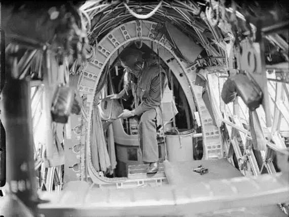 被人视为神物舔食的“天上蓝冰”，其实是飞机侧漏的排泄物