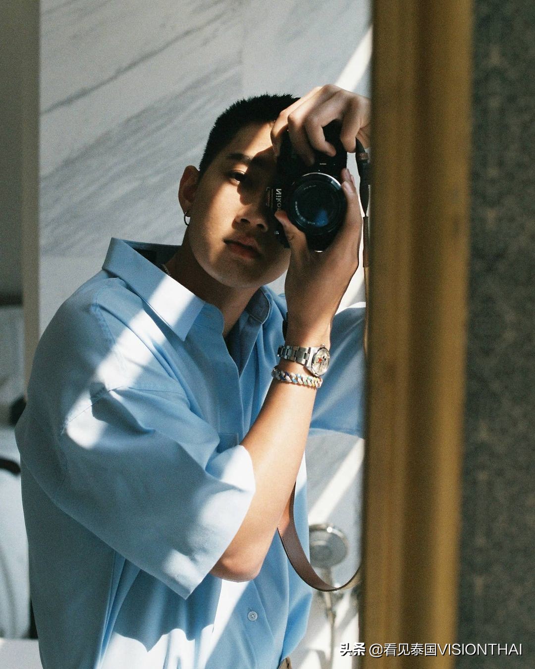 眉毛弯弯的少年长大了，但他还是那个闪闪发光的船儿