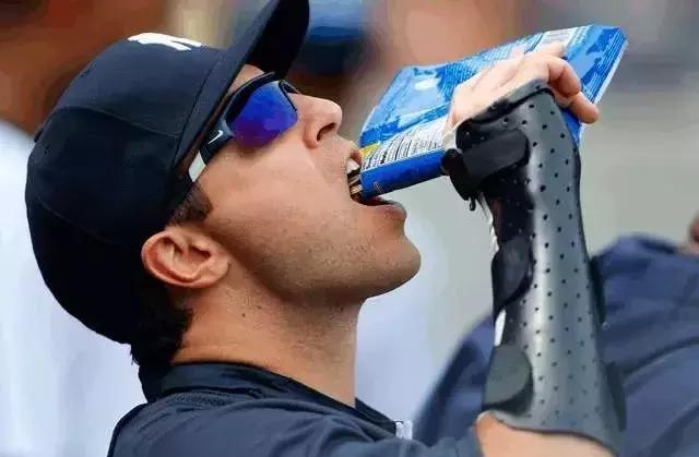 外国人如何看待中国人嗑瓜子,老外看中国人嗑瓜子