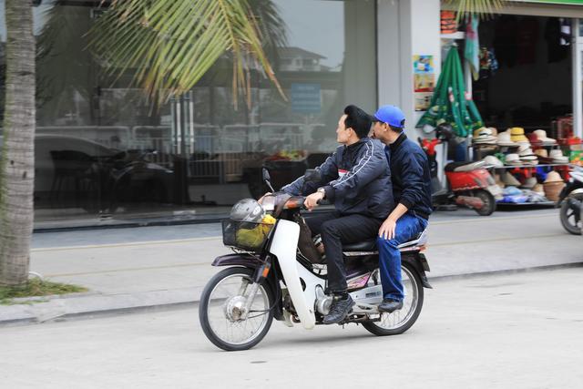 这里虽然风景如画人们生活的却很凄惨没日没夜的追着大船讨生活