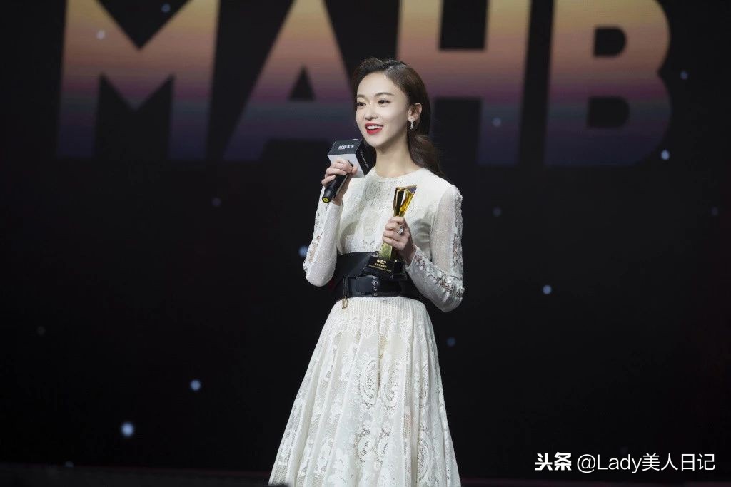 吴谨严的皮草夹克忒帅气了！全身黑显身材，但这蓝色针织帽好萌啊