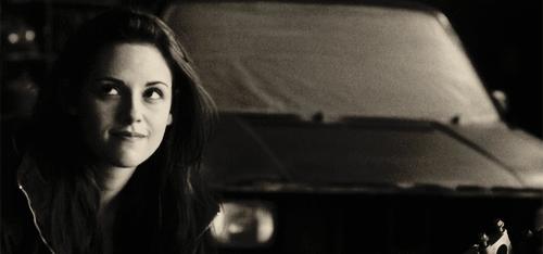 kiss是亲,ass是屁股,但kissherass可不是“kiss她屁股”