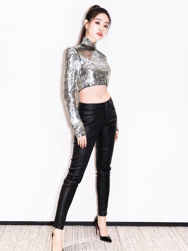 穿皮裤搭配什么上衣好看,皮裤搭配什么上衣才好看