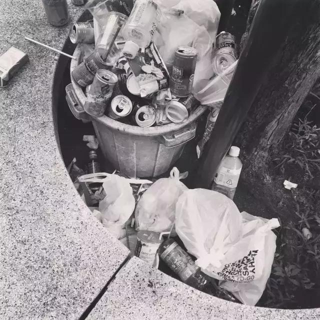 日本街头惊现捡垃圾天团，又酷又中二，网友：我也就看了十几遍吧