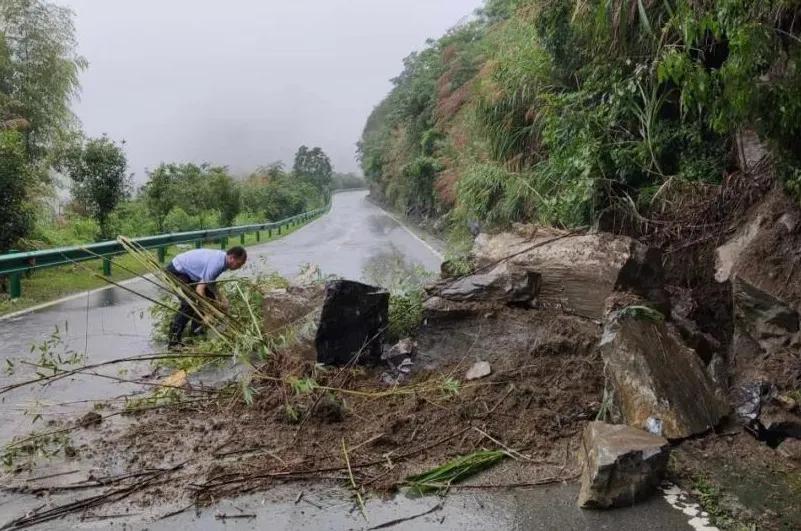 寒夜中有你们逆风而行的身影,逆风而行风雨中的身影