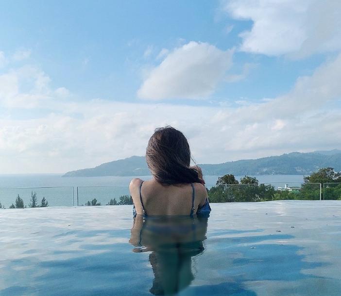 腐团儿泰国泳装秀，网友：看完立马保存，这身材真的超纲了