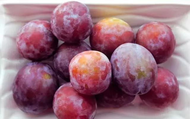 西梅怎样挑选是新鲜的,怎样挑选新鲜西梅吃