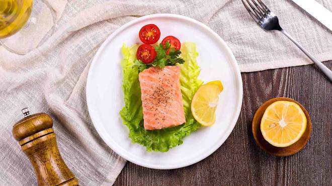 疫情期间三文鱼可以生吃吗,吃了带病毒的三文鱼会怎么样