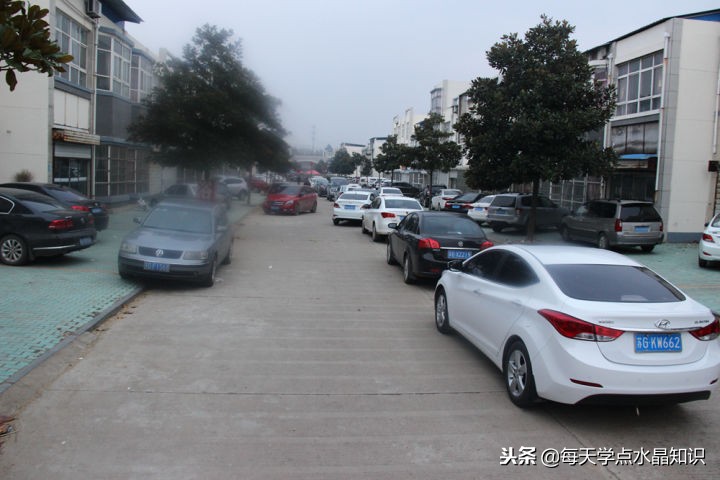 摸黑赶水晶原料交易早市去晚一晚人影都找着了