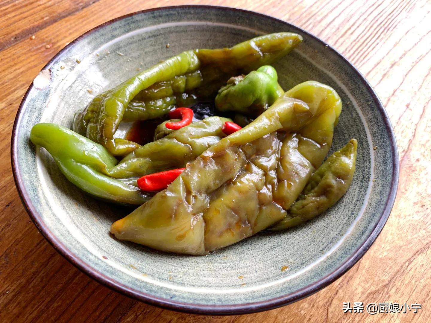 生抽腌小米辣椒和姜的最简单做法,腌辣椒最好吃的做法王刚