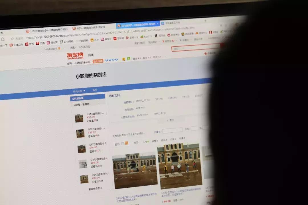 小伙在家制作模型月入过万,手工给小人上色