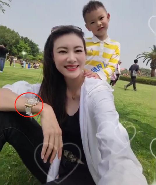 林丹老婆戴40万手表,林丹老婆戴40万手表出游