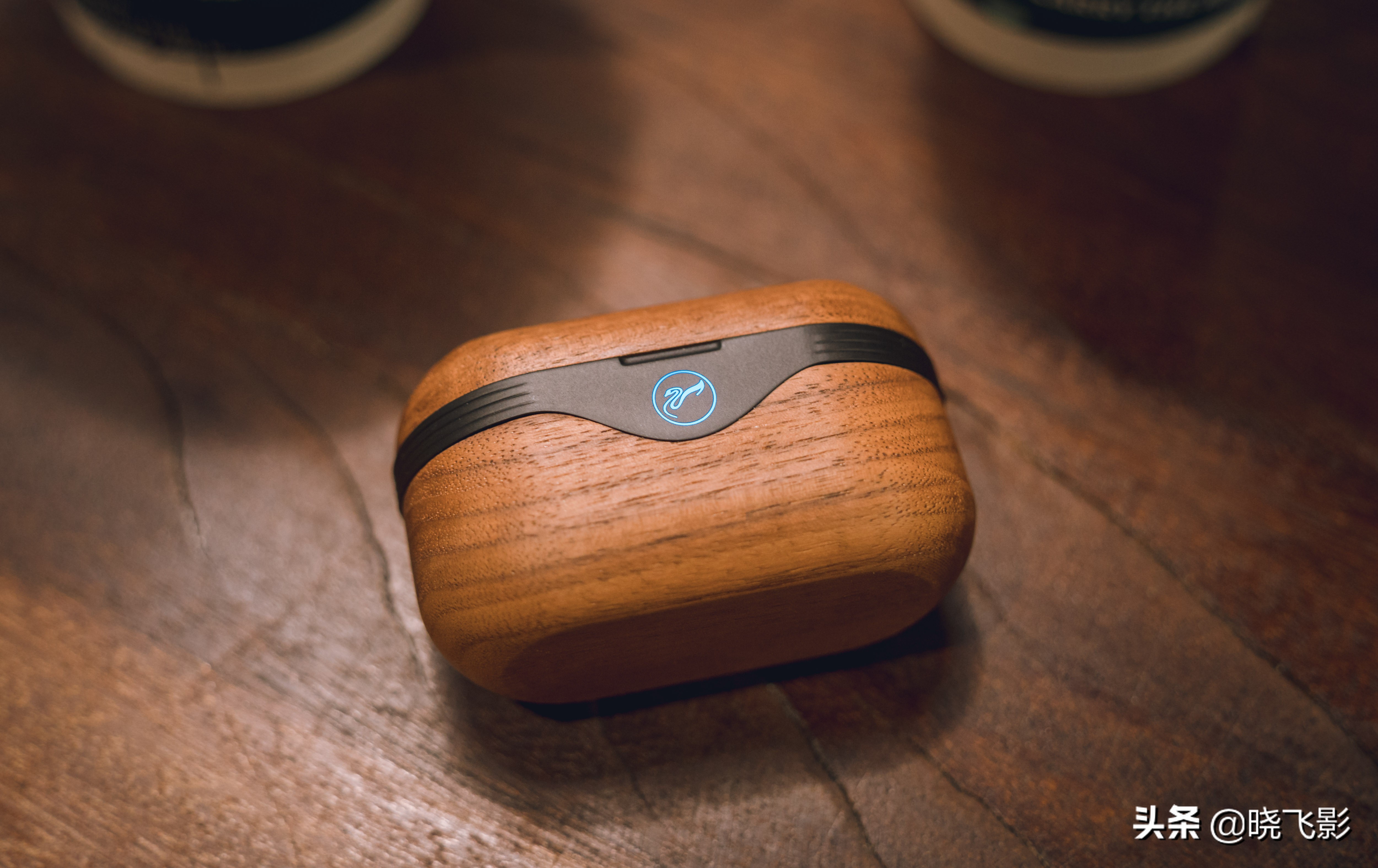 一个耳机盒有两种耳机,一个耳机盒