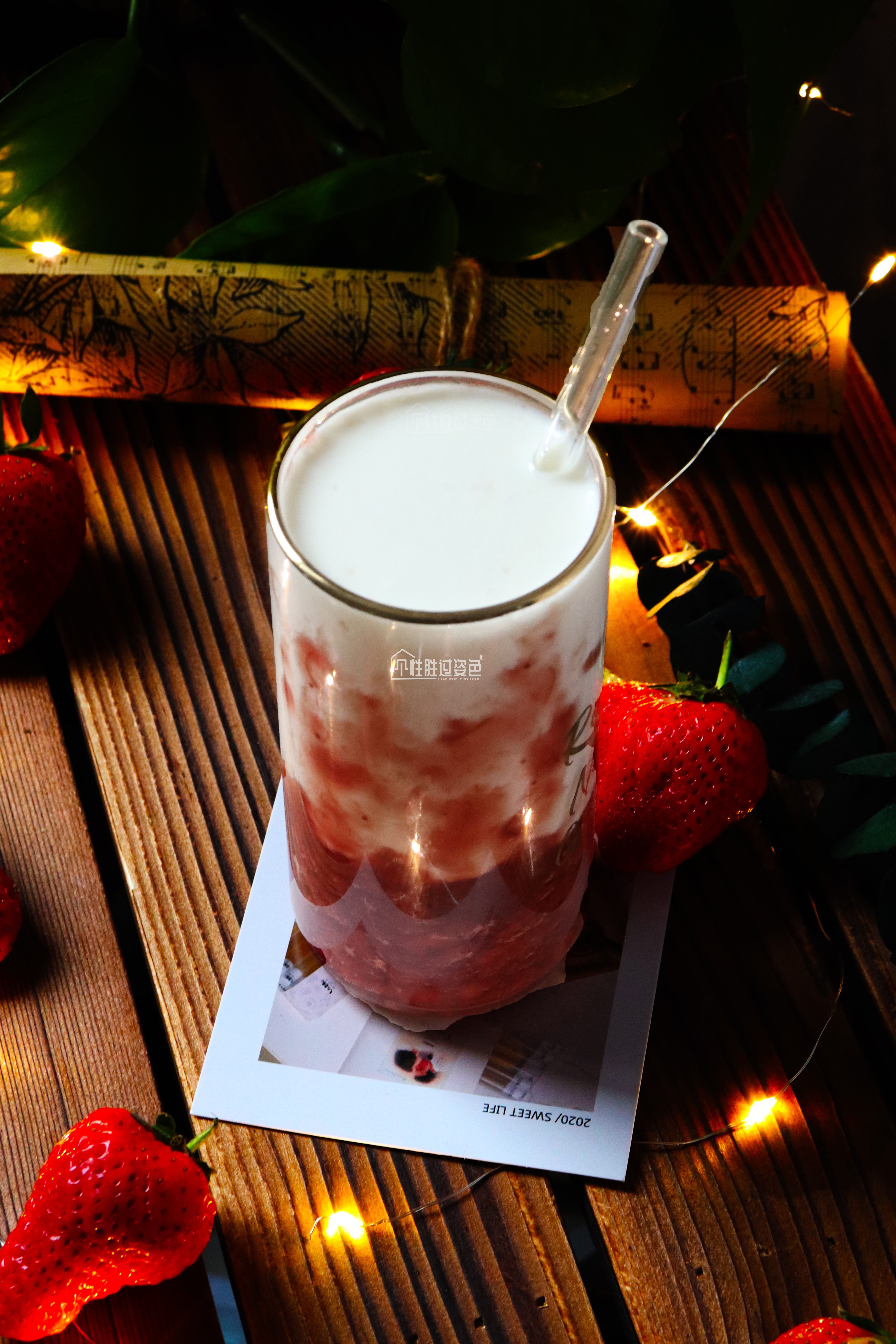 火爆网络的高颜值草莓鲜牛乳来了，喝完这杯我就是头条最甜的仔