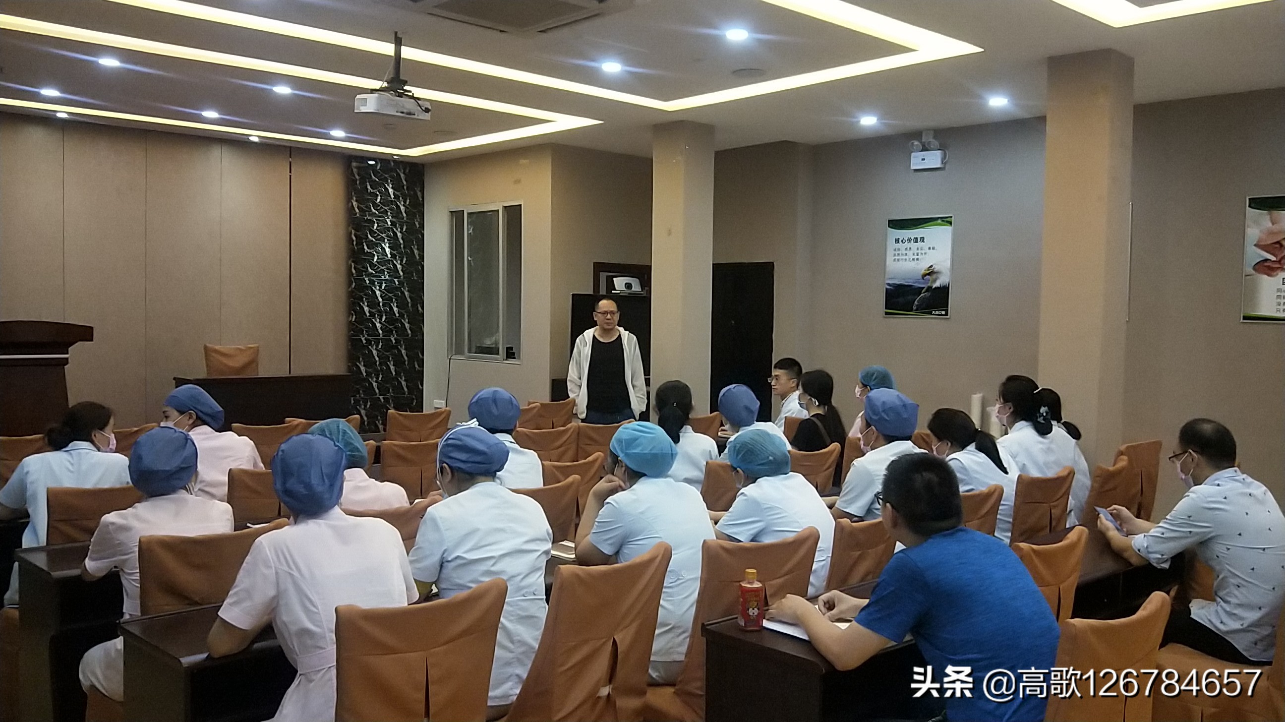 口腔医生周欢,武汉大众口腔医生