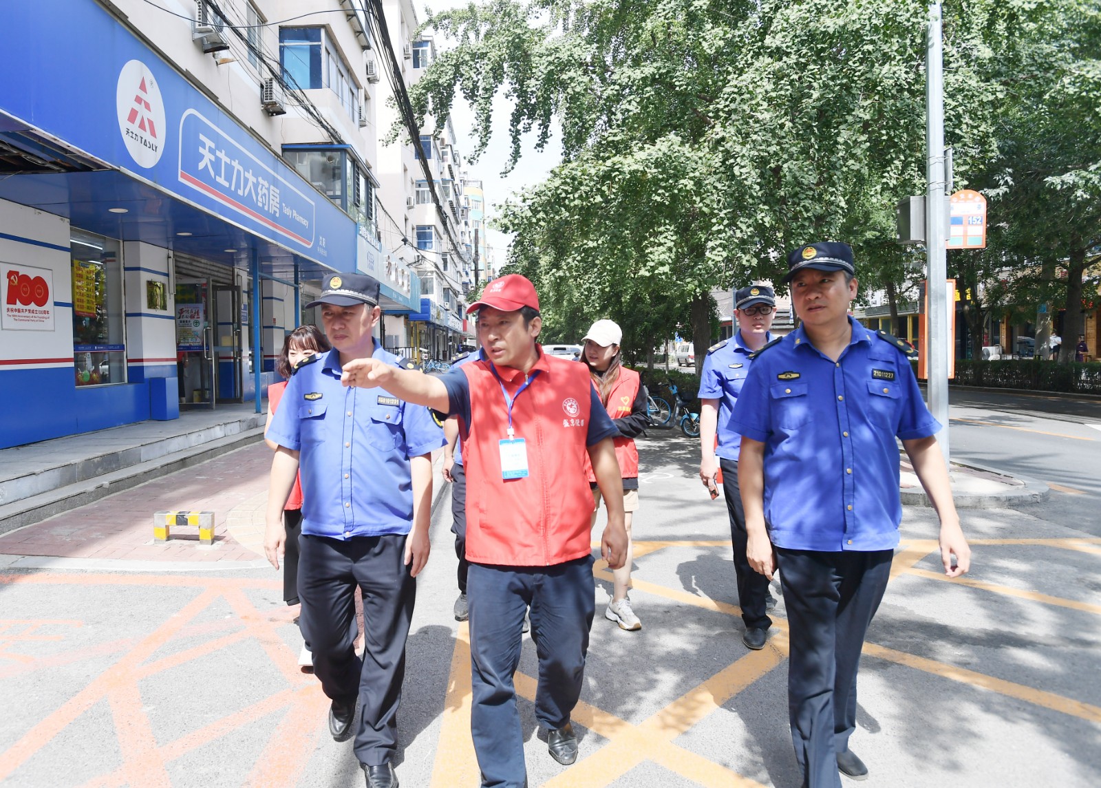 努力建设高质量发展高品质生活示范区和平一家人创卫攻坚忙