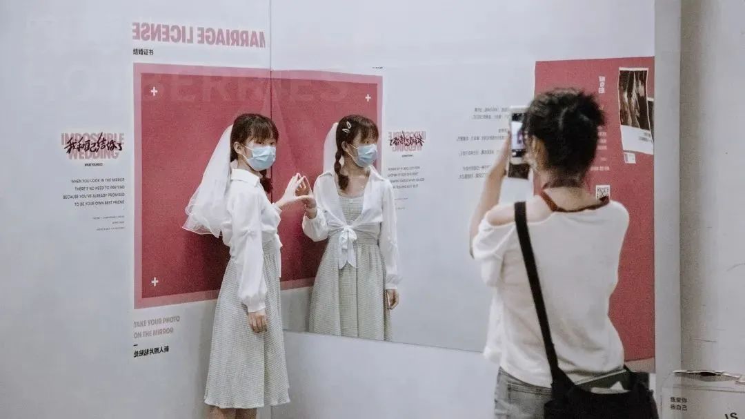 在家看*片A**被老妈撞见，她反手就带我去了个“18禁”场所