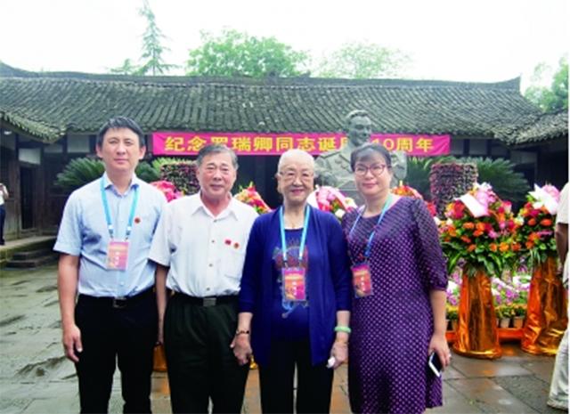 记者拍下照片，方知他是主席外孙，在亚运村当服务员拒绝组织帮助