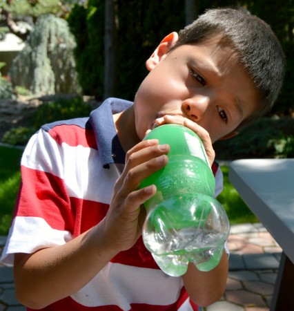 气球套瓶子科学小实验,用塑料瓶和气球变废为宝做成玩具