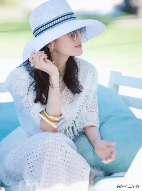 今年流行的裙子不穿高跟鞋,穿今年最流行的裙子