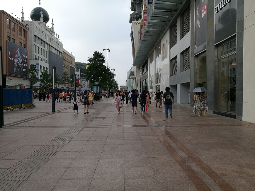 北京市中心著名的商业街：金街是王府井大街，银街是东单大街