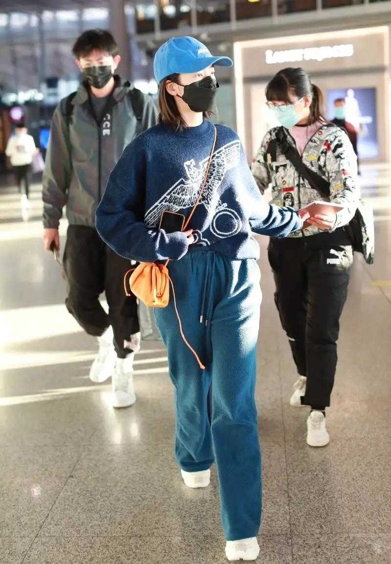 马伊琍离婚后衣品太好了，一身白色运动装配大金链，洋气又时髦