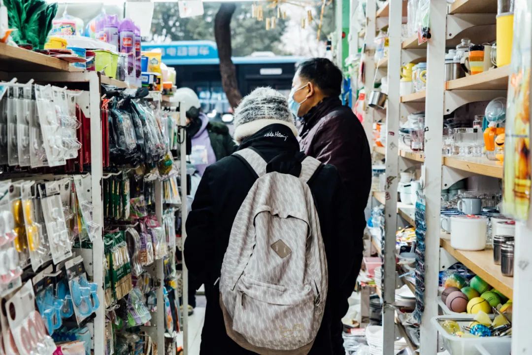 活着的两元店，2块钱能买啥？