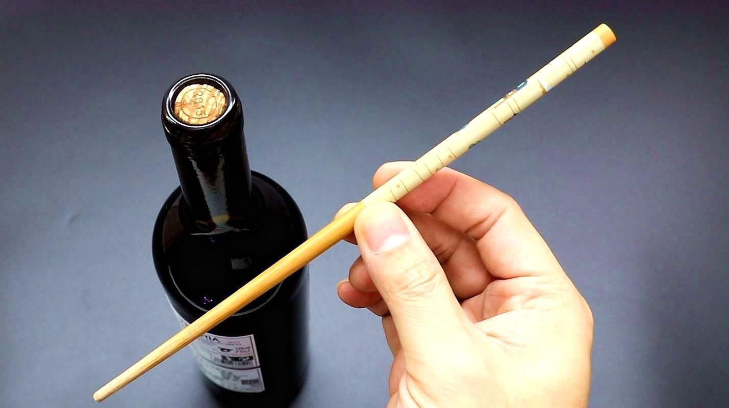 最简单实用的开红酒方法,没有开瓶器怎样开红酒最方便