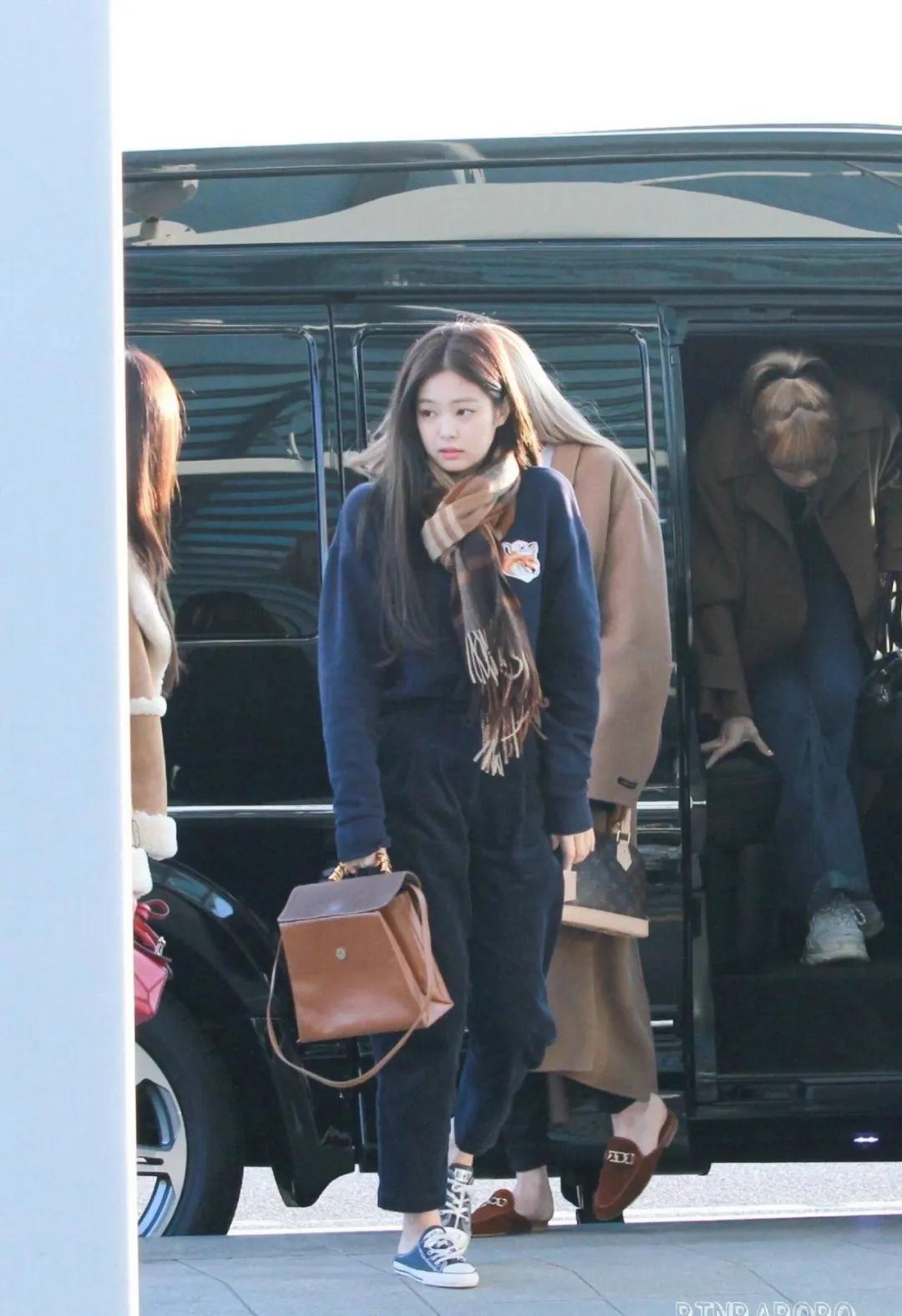 粉墨富婆再添一锤，Jennie穿的香奈儿全是有钱都买不到的绝版货？